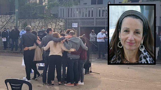 La familia de Esther Horgan se abraza durante el funeral.