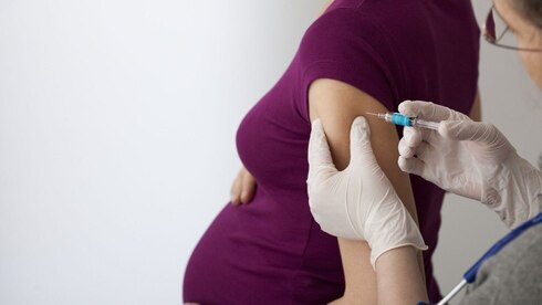 El Ministerio de Salud de Israel defienden la postura de vacunar a mujeres embarazadas o lactantes. 