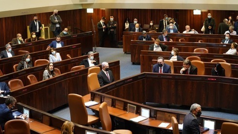 La Knesset no promulgó ninguna ley que regule el retorno a las oficinas por parte de los no vacunados. (Knesset) Knesset