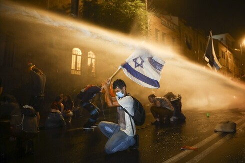 Manifestantes se enfrentan a las fuerzas de seguridad durante protestas contra el primer ministro Benjamín Netanyahu. 