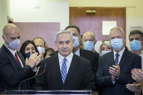 El primer ministro Benjamín Netanyahu rodeado de ministros y parlamentarios del Likud antes del comienzo de su juicio. Tribunal de Distrito, Jerusalem, 24 de mayo de 2020. (Yonatan Zindel/Flash 90) Fotos
