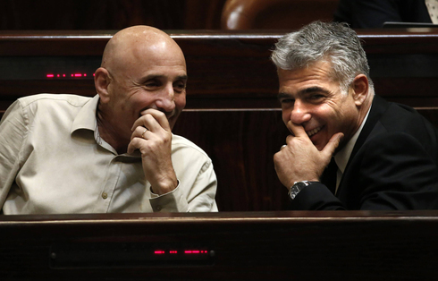 Los parlamentarios Ofer Shelah y Yair Lapid, de Yesh Atid. 
