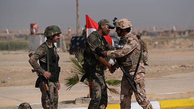 Soldados sirios e iraquíes celebran la apertura, en 2019, de un nuevo cruce entre ambas naciones. 