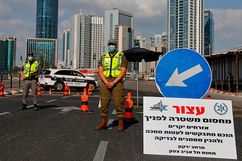 Fuerzas israelíes en un puesto de control en Tel Aviv durante el cierre de septiembre. 