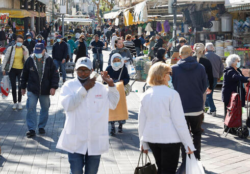 Una multitud de israelíes realiza compras en Netanya antes del comienzo del cierre.