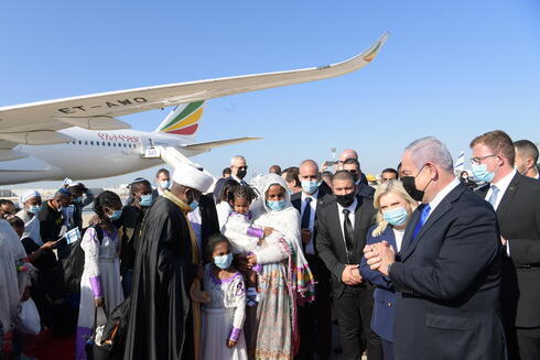 O primeiro-ministro Benjamin Netanyahu recebe imigrantes etíopes. (GPO) O primeiro-ministro Benjamin Netanyahu recebe imigrantes etíopes.