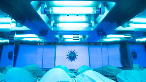 Investigadores de la Universidad de Tel Aviv de Israel descubrieron que el coronavirus se puede eliminar de forma rápida y fácil con luces LED ultravioleta. 