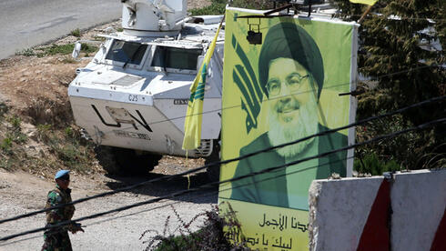 Una patrulla de la fuerza de paz de la ONU pasa junto a un cartel de Hassan Nasrallah, en el sur del Líbano. 