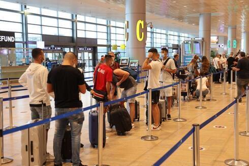 Israelenses na fila para viajar, no aeroporto Ben Gurión. (Moti Kimchi) reabrir o turismo