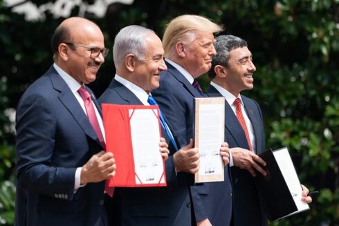 O dia da assinatura na Casa Branca dos Acordos de Abraham entre Israel, Emirados Árabes Unidos e Bahrein, com o consentimento de Donald Trump. (Ynet) acordos de paz