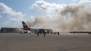 Segundos después de la explosión, tras el aterrizaje del avión con miembros del nuevo gobierno. 