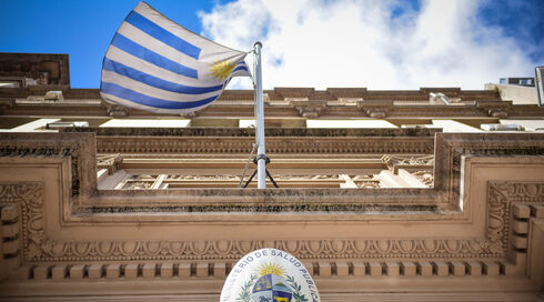 La bandera uruguaya ondea frente a la entrada del Ministerio de Salud Pública en Montevideo, Uruguay. 