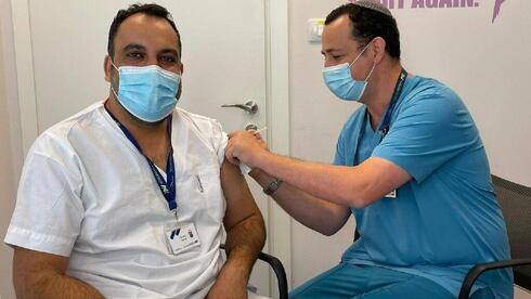 El enfermero Itzik Brent recibe la vacuna contra el coronavirus.