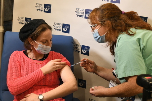 Um professor é vacinado contra o coronavírus em Rishon Letzion.