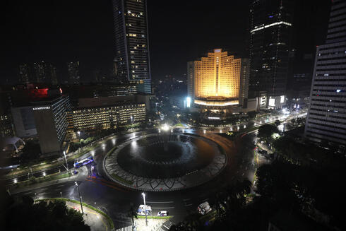 La rotonda vacía del Hotel Indonesia, un lugar normalmente abarrotado de gente en la víspera de Año Nuevo, en el principal distrito de negocios de Yakarta, Indonesia. 