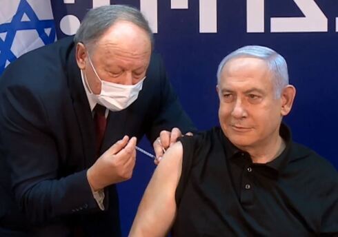Netanyahu anunció que Israel tendrá vacunas suficientes para vacunar a toda la población relevante antes de fines de marzo. (captura de pantalla) El primer ministro Benjamín Netanyahu fue el primer ciudadano israelí en recibir la vacuna contra el COVID-19.