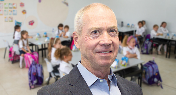 Yoav Galant, ministro de Educación, explicó que las escuelas no son focos de contagio masivo pero que deben cerrar para colaborar con la aplicación de un cierre general. (Nimrod Glickman) El ministro de Educación, Yoav Galant, entregó 150.000 computadoras portátiles a niños desfavorecidos.