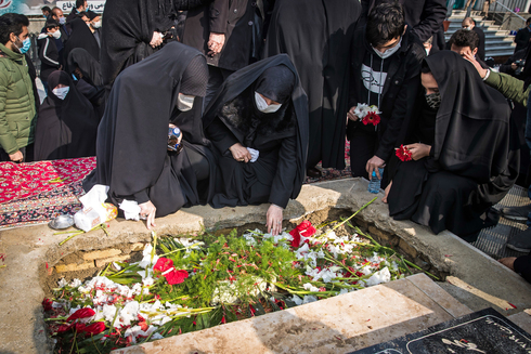 Mujeres iraníes despiden al físico nuclear Mohsen Fakhrizadeh. 