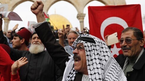 Palestinos enarbolan una bandera turca durante una manifestación cerca de la mezquita de Al-Aqsa en Jerusalem.  