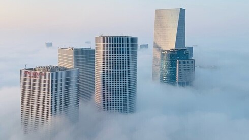 Edificios de Tel Aviv, sumergidos en la niebla. 