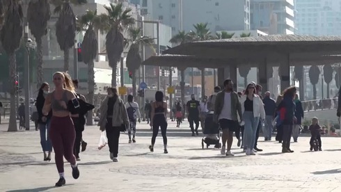 Los israelíes disfrutaron del sol de Tel Aviv el sábado, a pesar de que está vigente un tercer cierre. 