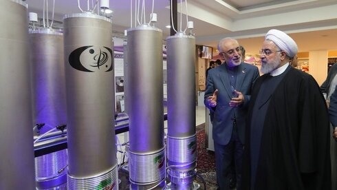 El presidente de Irán, Hassan Rouhani, visita una instalación nuclear en Teherán. 