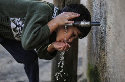 Un niño palestino bebe agua de un grifo en la ciudad de Jan Yunis en el sur de la Franja de Gaza. 