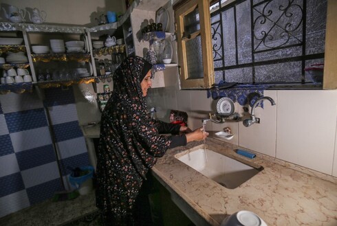 Una mujer palestina se lava las manos con agua del grifo en la ciudad de Jan Yunis, en el sur de la Franja de Gaza. 