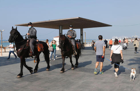 Policías de a caballo patrullan las playas de Israel. 