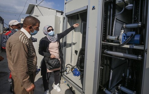 A engenheira palestina Nadia Tubail verifica um gerador de água movido a energia solar. (AFP) água potável