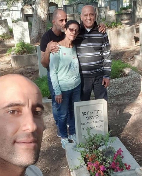 Amrani junto a su familia en la tumba de su hermana en el Kibbutz Degania. 