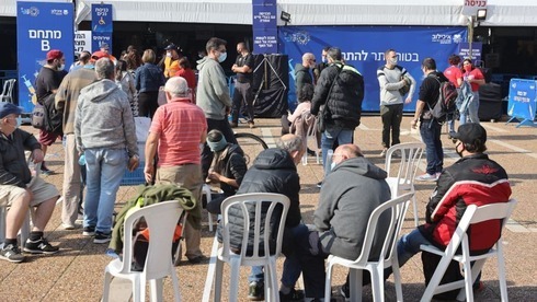 Centro de testes de coronavírus na Praça Rabin, em Tel Aviv. (Motti Kimchi) mutação britânica