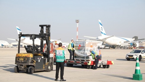 Primer cargamento de las vacunas de Moderna en el aeropuerto internacional Ben Gurion. 