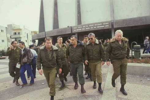 General Yitzhak Mordechai frente a un centro comunitario atacado por un misil. 