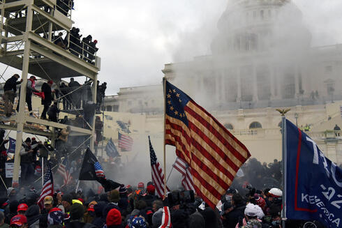 Partidarios de Trump se enfrentan a las fuerzas de seguridad mientras intentan irrumpir en el Capitolio de EE. UU. 