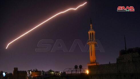 Las defensas aéreas sirias se activaron durante un presunto ataque israelí en Damasco en julio de 2020. 