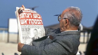 Un hombre lee la tapa de Yedioth Ahronot sobre el final de la guerra. 