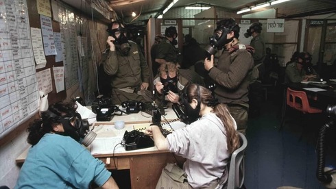 Soldados con las máscaras en una sede del Ejército, durante una alarma. 