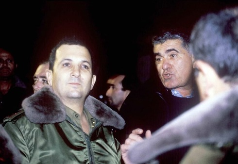 General Ehud Barak recibe una explicación de la caída de un misil sobre Ramat Gan del alcalde Zvi Bar. 