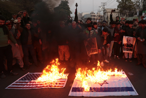 Iraníes en Teherán queman banderas estadounidenses e israelíes para protestar por el asesinato de Qasem Soleimani a manos de Estados Unidos. 
