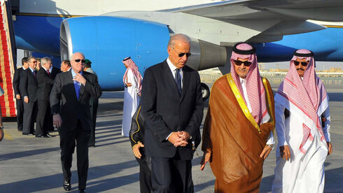 Funcionarios sauditas dan la bienvenida en 2011 a quien entonces era vicepresidente de Estados Unidos, Joe Biden. 