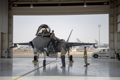 Un piloto y la tripulación de un avión de combate F-35 se preparan para una misión en la Base Aérea de Al-Dhafra en los Emiratos Árabes Unidos. 