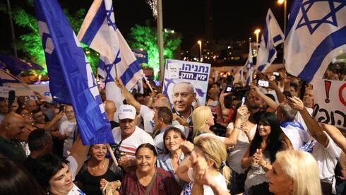 Partidarios de Netanyahu congregados frente a la casa del fiscal general Avichai Mandelblit después de que acusara al primer ministro de corrupción. 