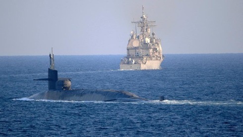 Un submarino estadounidense y un buque de guerra patrullan el Golfo Pérsico en una demostración de fuerza hacia Irán.       