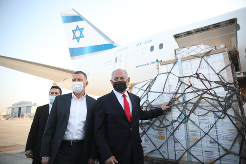 El ministro de Salud Yuli Edelstein y el primer ministro Benjamín Netanyahu reciben el segundo cargamento de vacunas de Pfizer en la pista del Aeropuerto Ben Gurion. (Moti Milard) El ministro de Salud Yuli Edelstein y el primer ministro Benjamín Netanyahu reciben el segundo cargamento de vacunas de Pfizer en la pista del Aeropuerto Ben Gurion.