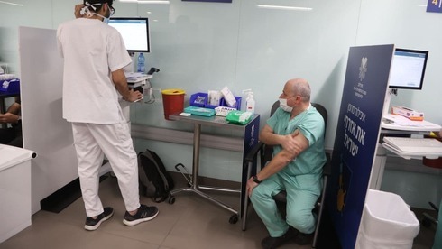 Vacunación del personal de salud en el Hospital Ichilov. 