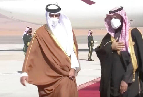 El emir de Catar (izquierda) y el príncipe heredero de Arabia Saudita. Tras más de tres años, ambos países reanudaron las relaciones. 