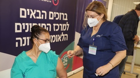 Una profesional de la salud recibe la segunda dosis de la vacuna contra el coronavirus en el Centro Médico Sheba, de Tel Aviv. (Yariv Katz) Una profesional de la salud recibe la segunda dosis de la vacuna contra el coronavirus en el Centro Médico Sheba, de Tel Aviv.