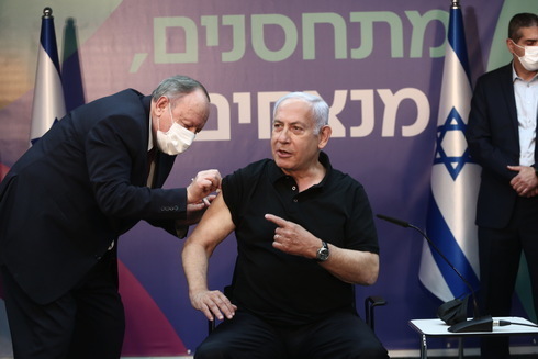 El primer ministro, Benjamín Netanyahu, recibe la segunda dosis de la vacuna contra el coronavirus. (Miriam Elster) El primer ministro, Benjamín Netanyahu, recibe la segunda dosis de la vacuna contra el coronavirus.
