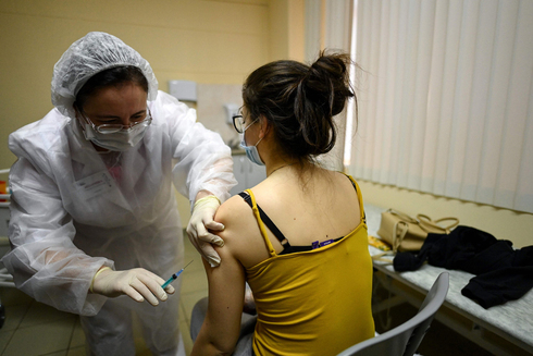 Una enfermera administra la vacuna Sputnik V en un hospital de Moscú, Rusia. 